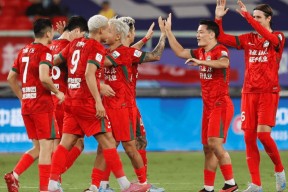 关键时刻武汉三镇调整名单以备葡超，迎来里程碑环节打磨，话题不断，临场指挥获称赞的简单介绍-开云综合app