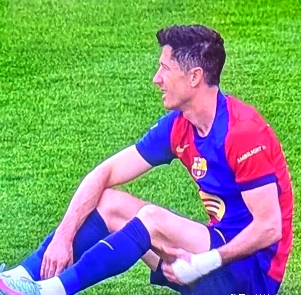 莱万多夫斯基迎来五赛季出色发挥，巴黎圣日耳曼观众热烈欢呼！(莱万多夫斯基与华为解约)