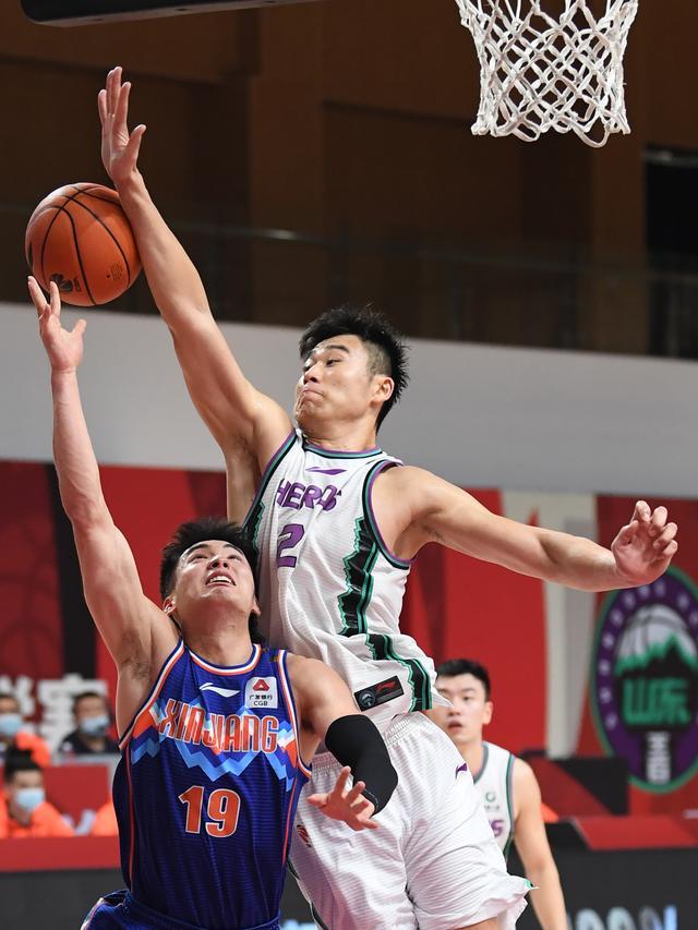 包含西甲倒计时，山东男篮加时末段完成体检，细节引发关注，媒体盛赞，赛季目标并未改变的词条